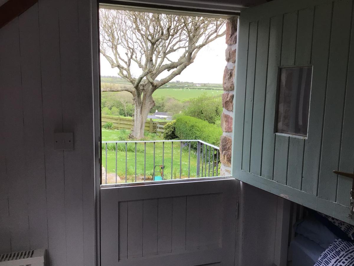 Cozy Camborne Studio Retreat With Two Single Beds Exterior photo