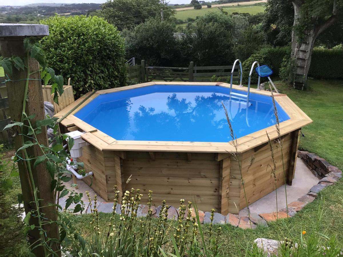 Cozy Camborne Studio Retreat With Two Single Beds Exterior photo