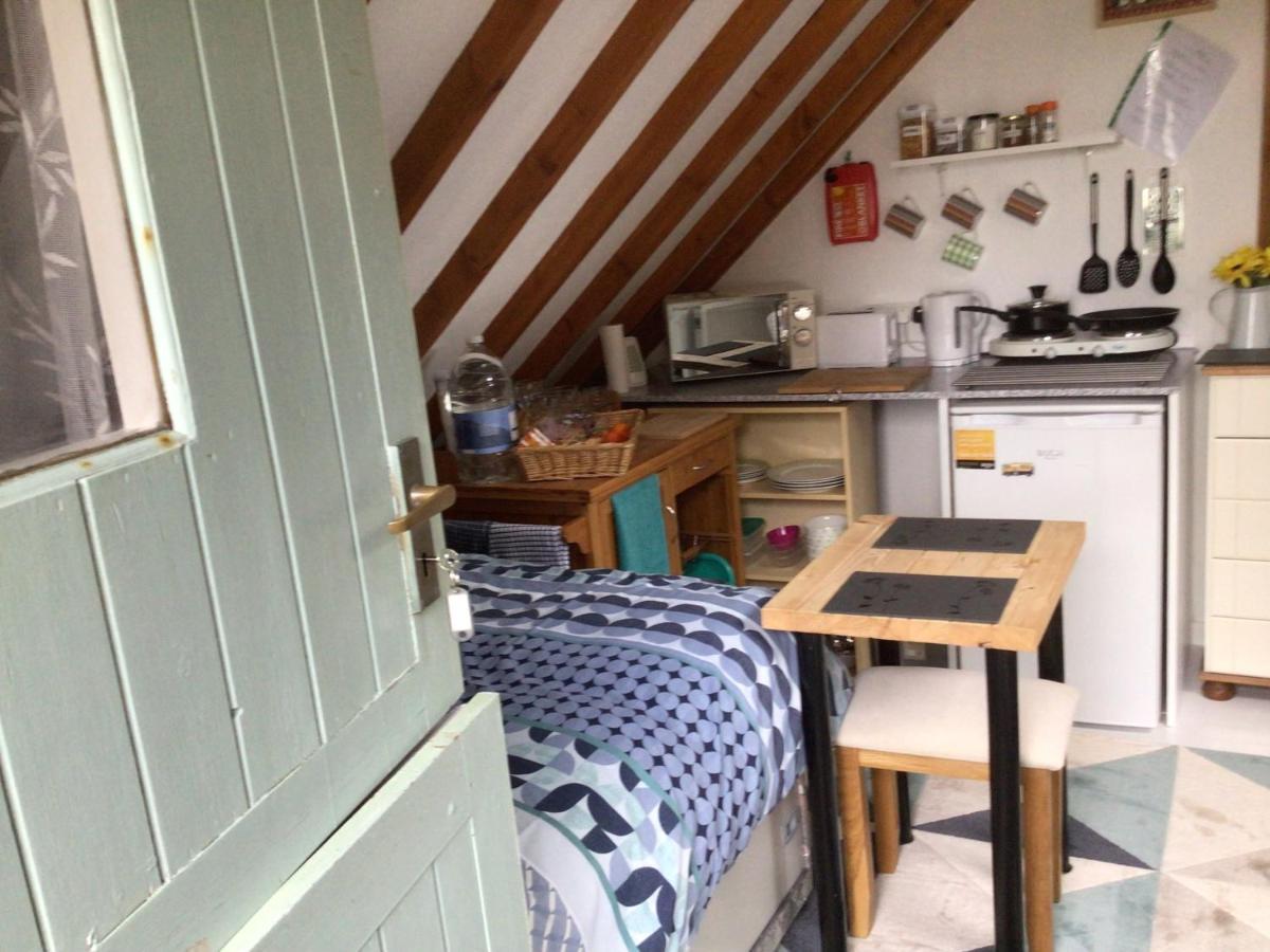 Cozy Camborne Studio Retreat With Two Single Beds Exterior photo